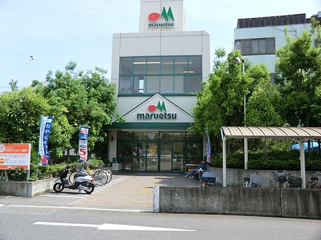 Supermarket. 750m until Maruetsu arrow switching station shop
