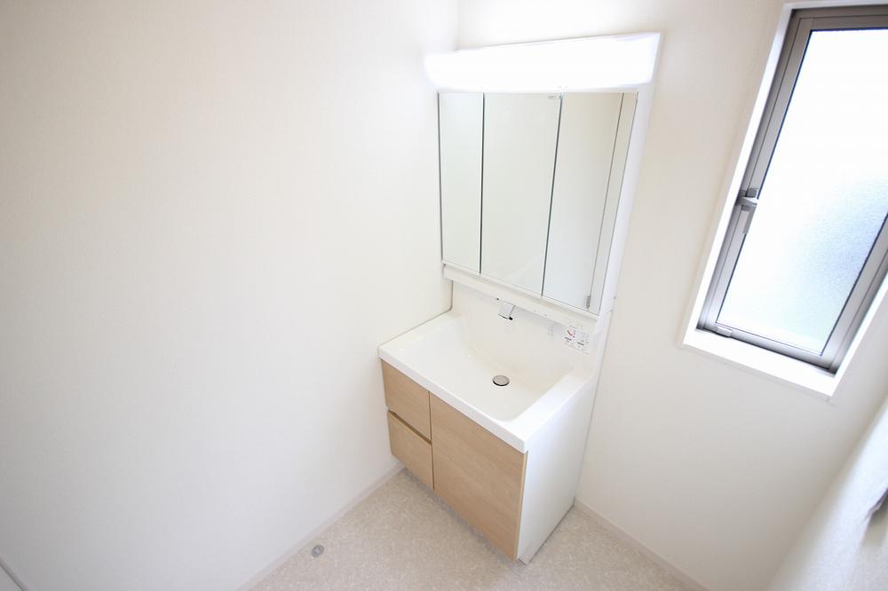 Wash basin, toilet. Three-sided mirror, which is also storage capacity