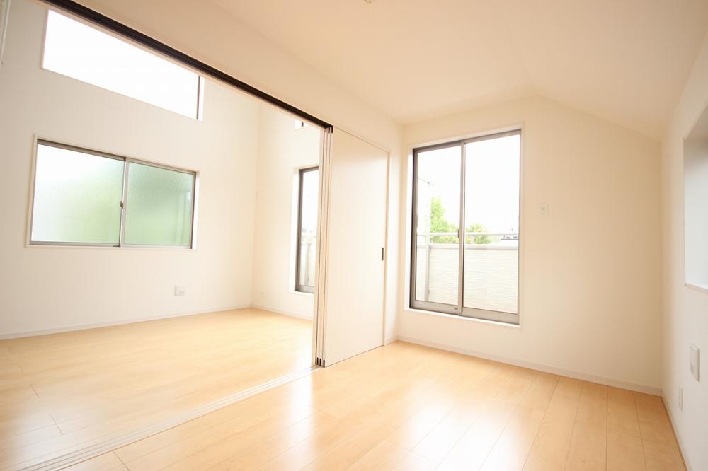 Other introspection. Large space of the living room and Japanese-style room is used to expand 20 Pledge over