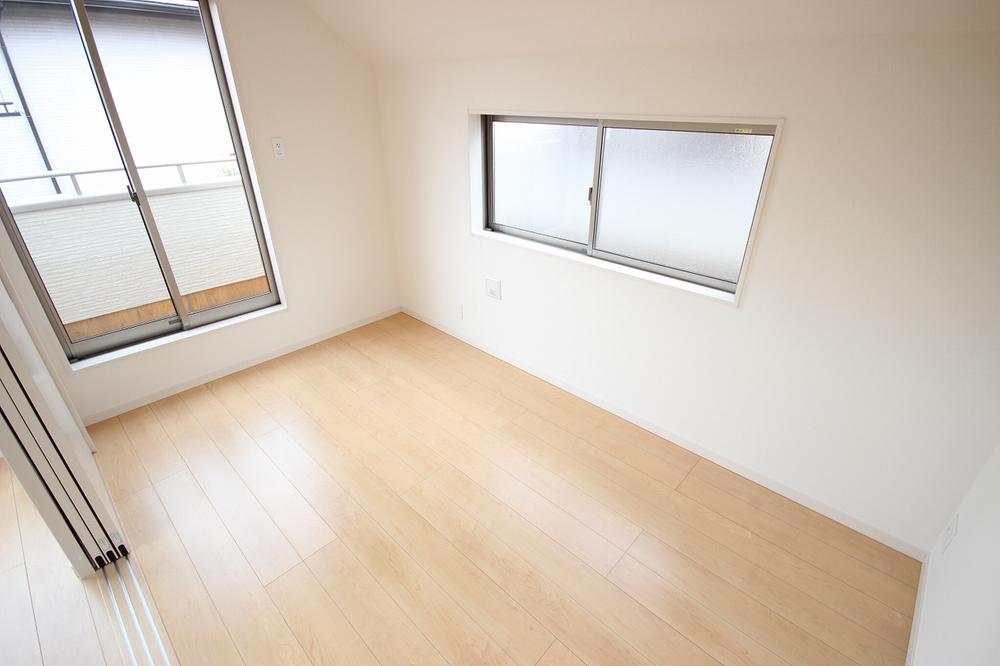Non-living room. Transformed into a large space by a sliding door