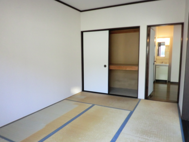 Other room space. Shooting a Japanese-style room from the balcony