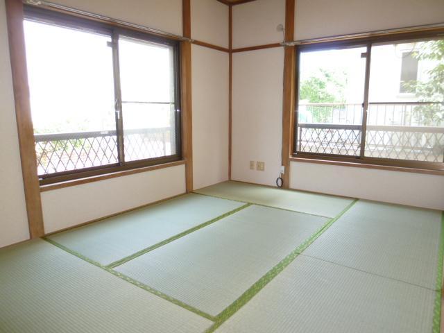 Other room space. It settles down I tatami room