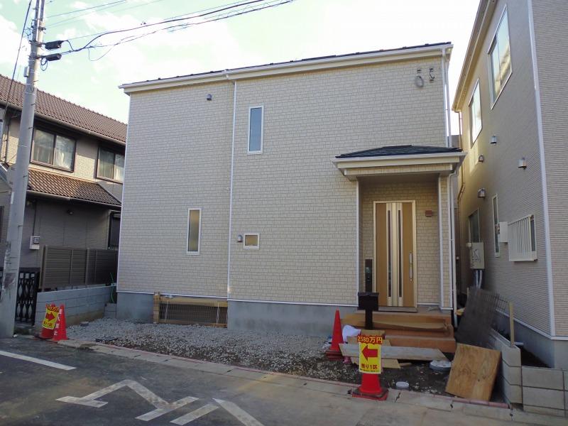 Local photos, including front road. Building 2