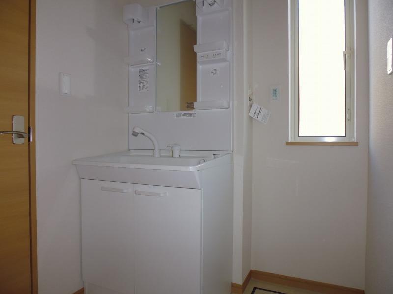 Wash basin, toilet. Indoor ((December 2013) Shooting