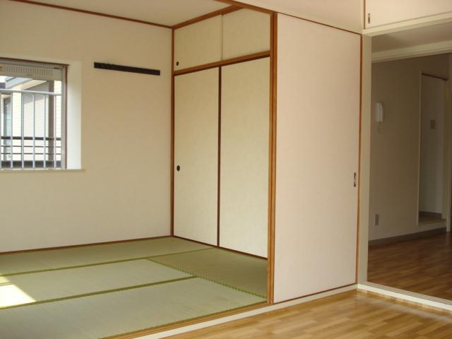 Living and room. You can use widely by connecting a Japanese-style room