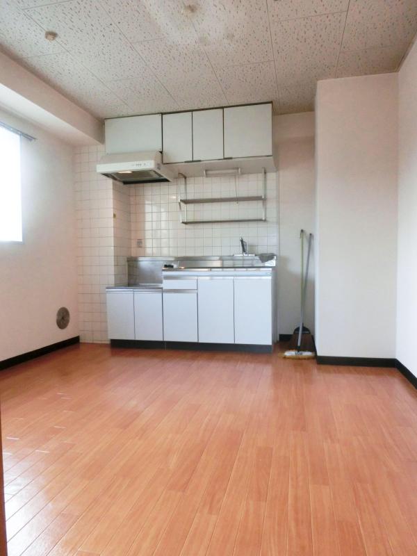 Living and room. Spacious refrigerator in dining, Put the cupboard, etc..