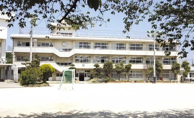 Primary school. 946m until Ichikawa City Wakamiya Elementary School