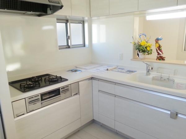 Kitchen. Kitchen bright kitchen. We become a counter-type you can because the cooking while talking with your family.