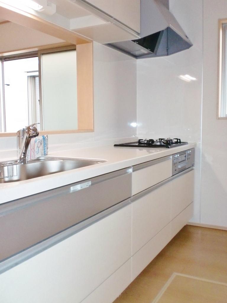 Kitchen.  [Selling local] Excellent storage capacity at all slide type
