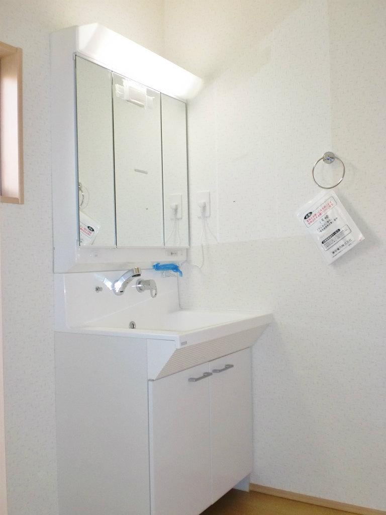 Wash basin, toilet.  [Selling local] Caring simple vanity