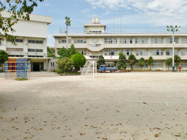 Primary school. 800m until Ichikawa City Wakamiya Elementary School