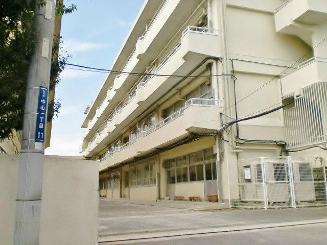 Junior high school. 1600m until Ichikawa Municipal fourth junior high school