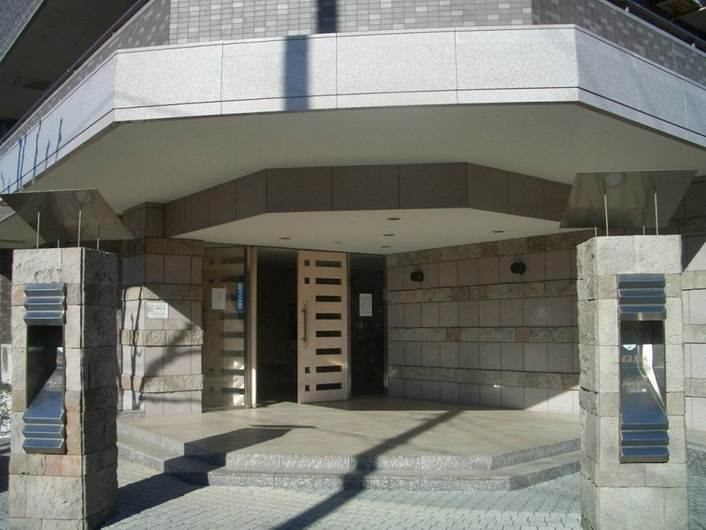 Entrance. Common areas