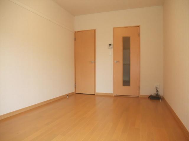 Living and room. It is a little wide.  ※ The second floor is a carpet type