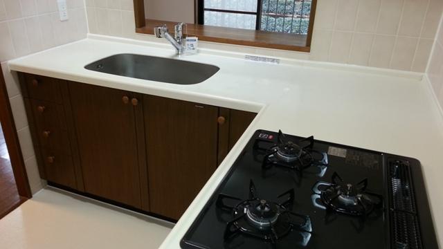 Kitchen. 3-burner stove in the kitchen