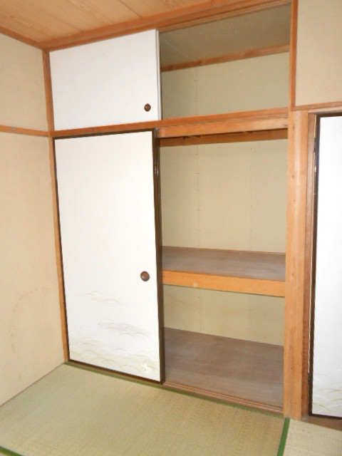 Receipt. Storage of closet type, It is often luggage worry there is also upper closet. 