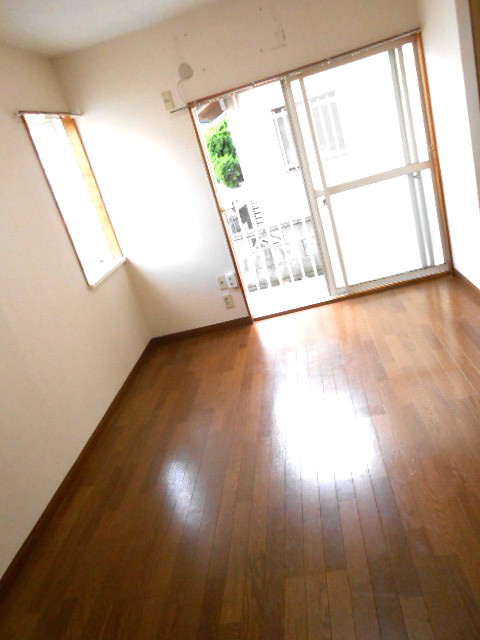 Other room space. It southeast angle room is very bright with a bay window. 