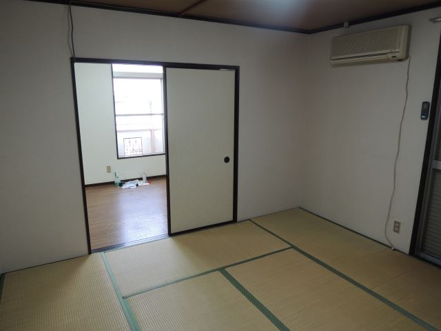 Living and room. This room settle down in the tatami