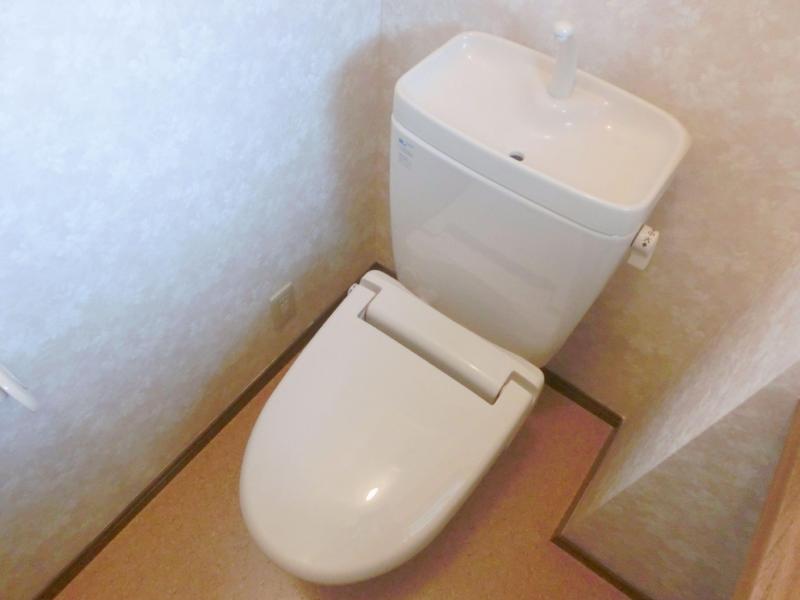 Toilet. It is a toilet with a clean! !