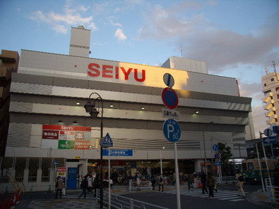 Supermarket. Seiyu to (super) 580m