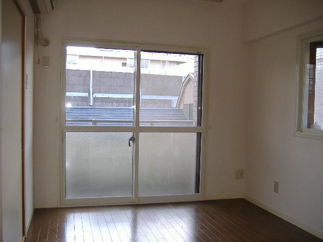 Living and room. System kitchen Sink is the large size.