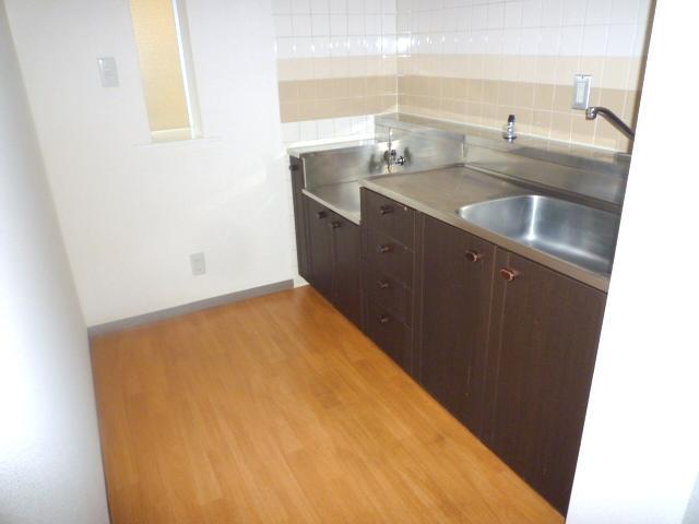 Kitchen. 2-neck is a gas stove can be installed. 