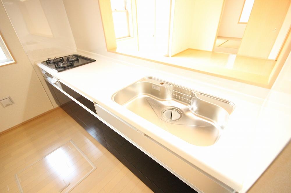 Kitchen. Living from the counter kitchen ・ Peace of mind to child-rearing generations overlook the appearance of the Japanese-style room