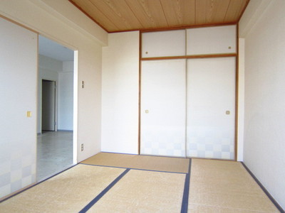 Other. Bright Japanese-style room facing the balcony, It will calm Dari lying!