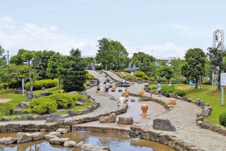 park.  [Minamigyotoku park ... an 8-minute walk (600m)] 600m to