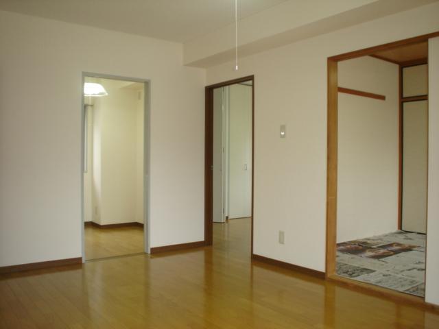 Living and room. Naa wide When using open