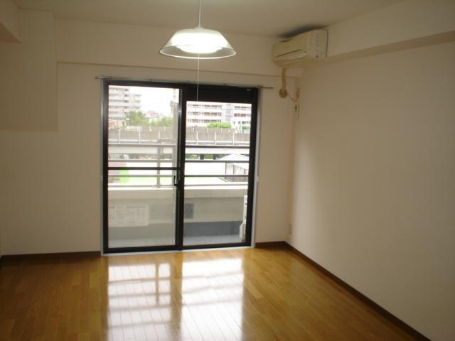 Living and room. Ichikawa Station you can overlook.