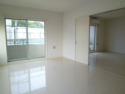 Living and room. Airy room design with the white tones