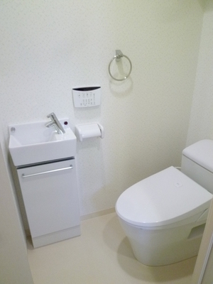 Toilet. Hand wash washstand ・ It is with a wash warm toilet seat