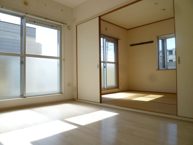 Living and room. It is southeast of the Western-style Japanese-style room. Day is good. 