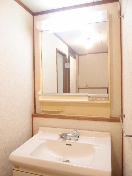 Wash basin, toilet. Wash basin