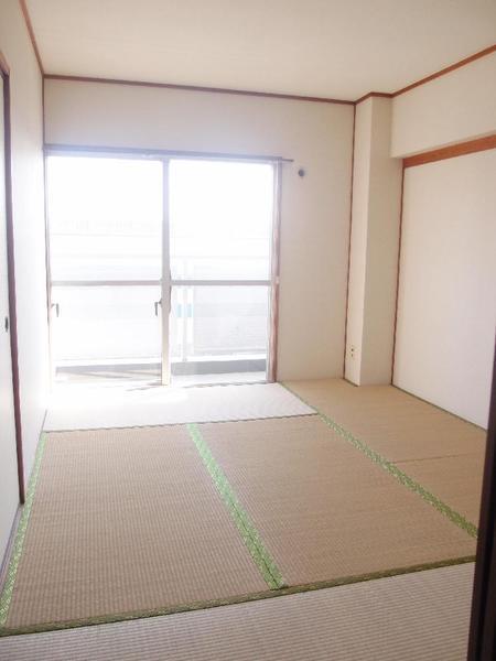 Non-living room. Southwest side of Japanese-style room (about 6-mat)