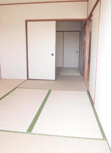 Non-living room. Southwest side of Japanese-style room (about 6-mat)