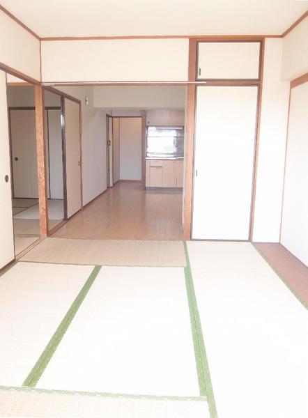 Non-living room. Southeast side of Japanese-style room (about 6-mat)