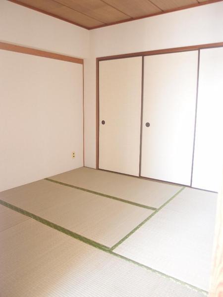 Non-living room. Central Japanese-style room (approximately 4.5 tatami mats)