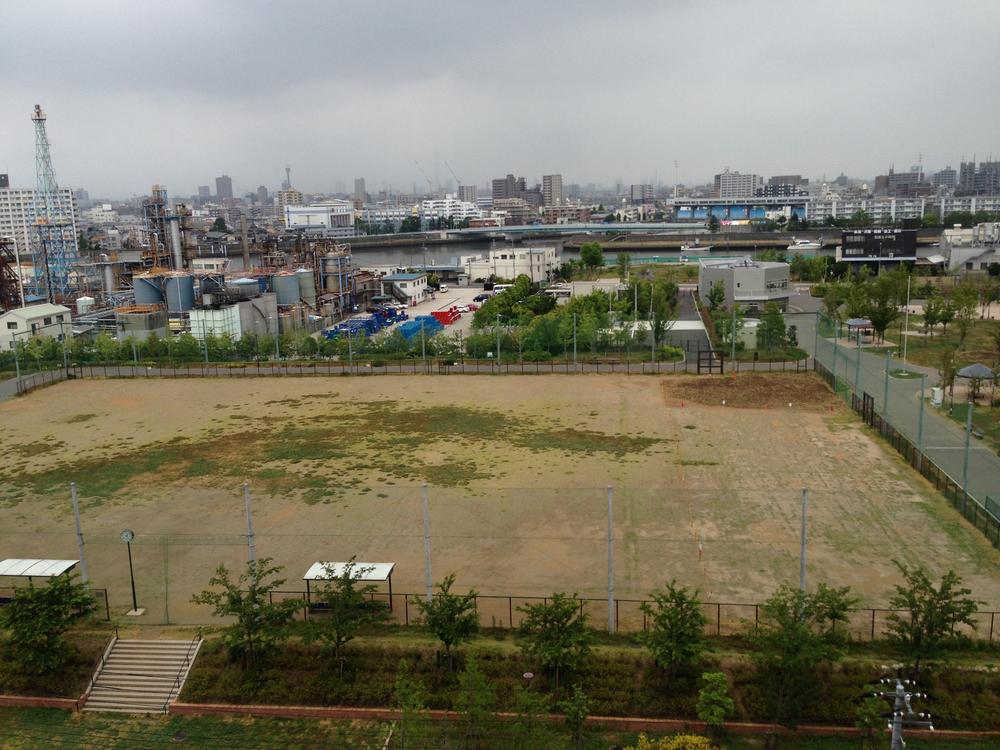 View photos from the dwelling unit. Overlooking the Hiroo disaster prevention park from the ninth floor hallway (June 2013) Shooting