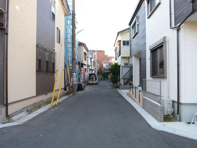 Local appearance photo. Road location of a quiet residential area