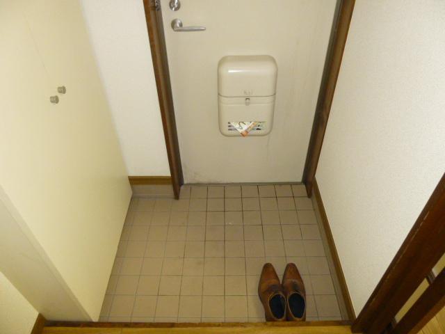 Toilet. I will enter a lot of shoes.