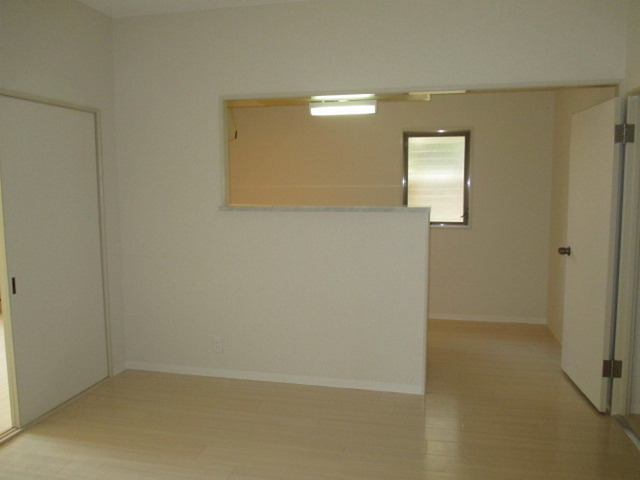 Living and room. Living face-to-face kitchen. Floor is re-covered already in the flooring of white keynote