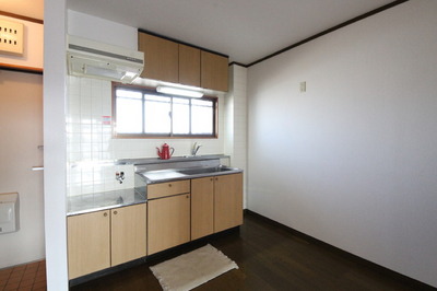 Kitchen. There is a window in the kitchen, Bright and hygienic! 