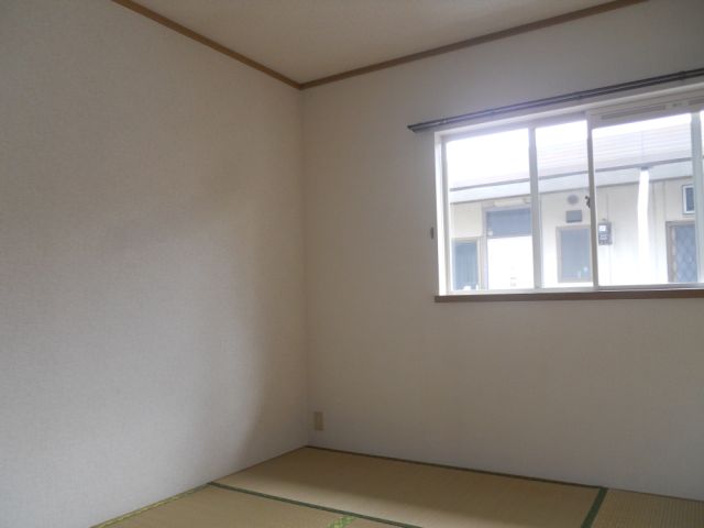 Living and room. Is a Japanese-style room.