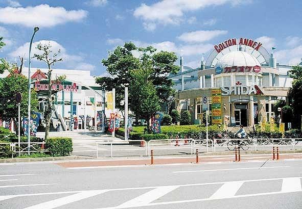 Shopping centre. Colton Plaza up to 1760m