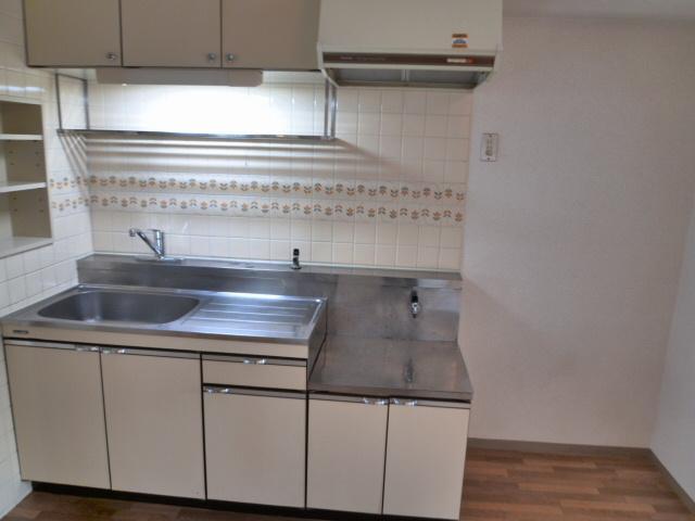 Kitchen. Two-burner stove installation Allowed. Also put a large refrigerator in his right hand