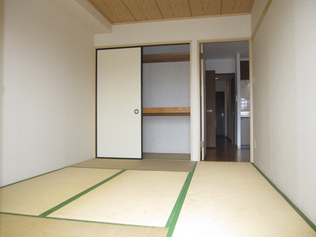 Living and room. 6 Pledge Japanese-style room of the storage lot