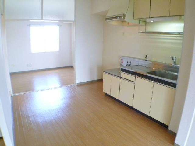 Kitchen. 2-neck is a gas stove can be installed.