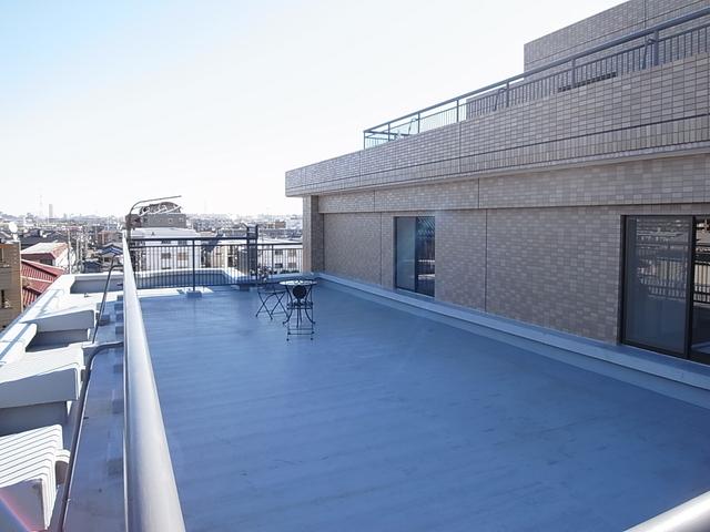 Balcony. Spacious with a roof balcony